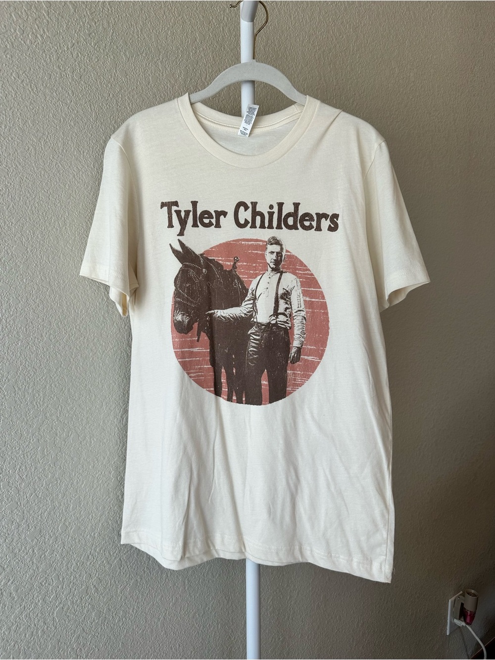 Tyler Childers with mule country music rustin’ in the rain cream tshirt medium